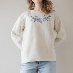 Vintage 90s Cottage White Sherpa Fleece Floral Embroidered crewneck Sweater